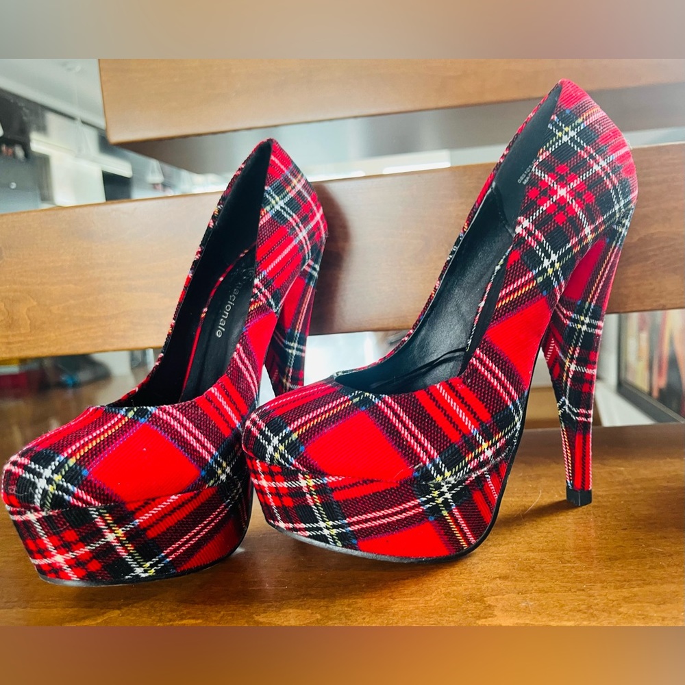 Beautiful red tartan pumps. Size 5uk and 38 (7) Canadian.